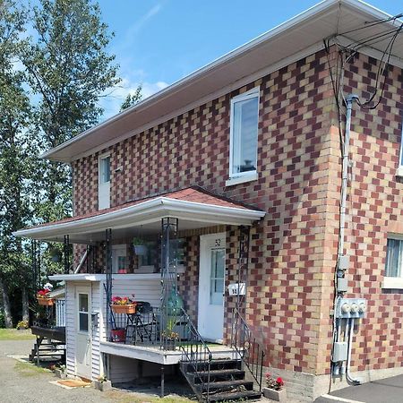 Lower Level Apt 6Ft High Close To Hwy Netflix Wifi Lägenhet Edmundston Exteriör bild