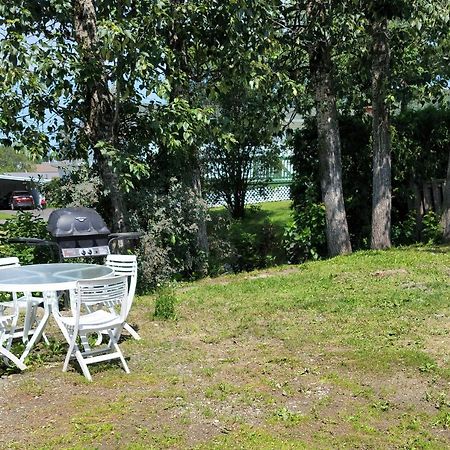Lower Level Apt 6Ft High Close To Hwy Netflix Wifi Lägenhet Edmundston Exteriör bild