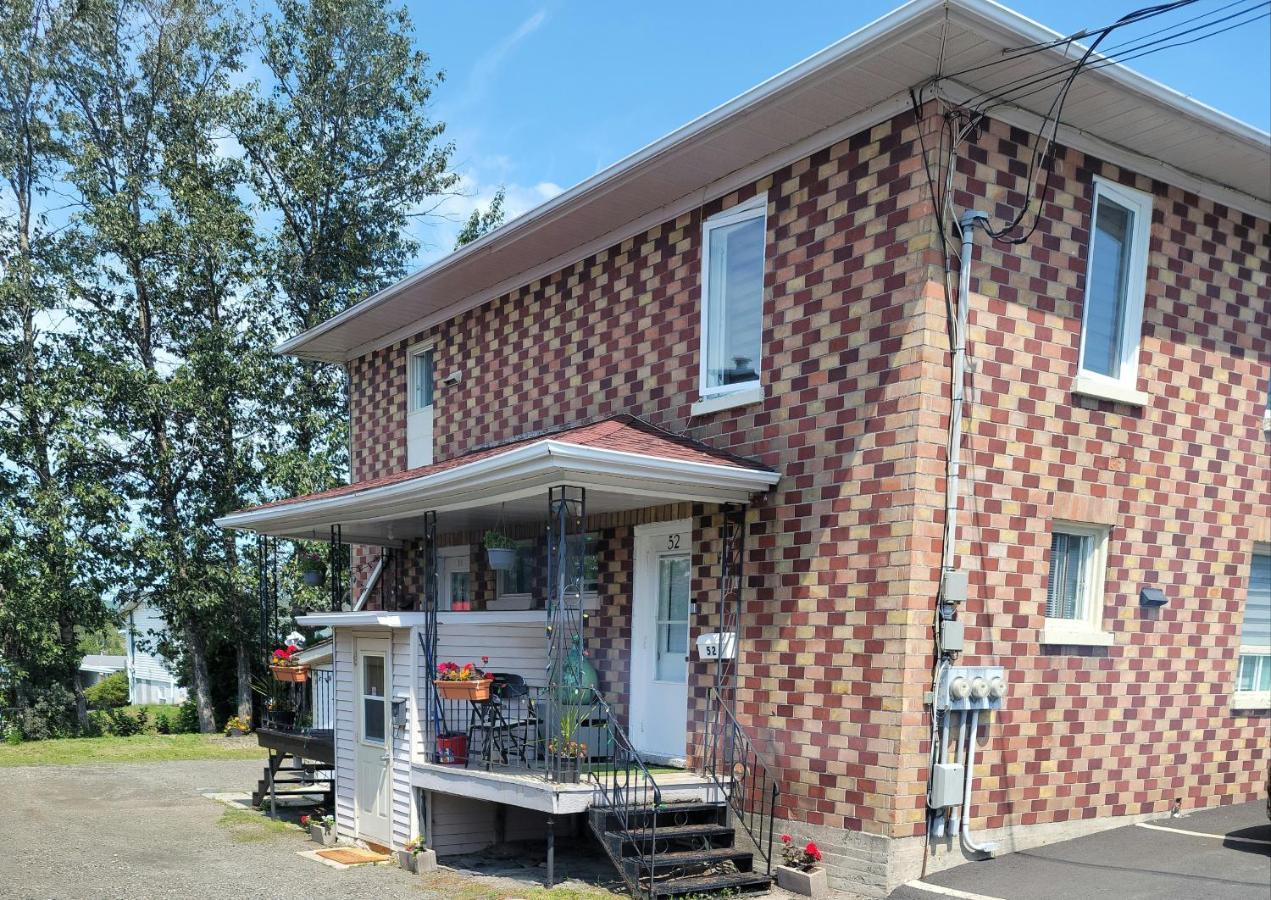 Lower Level Apt 6Ft High Close To Hwy Netflix Wifi Lägenhet Edmundston Exteriör bild