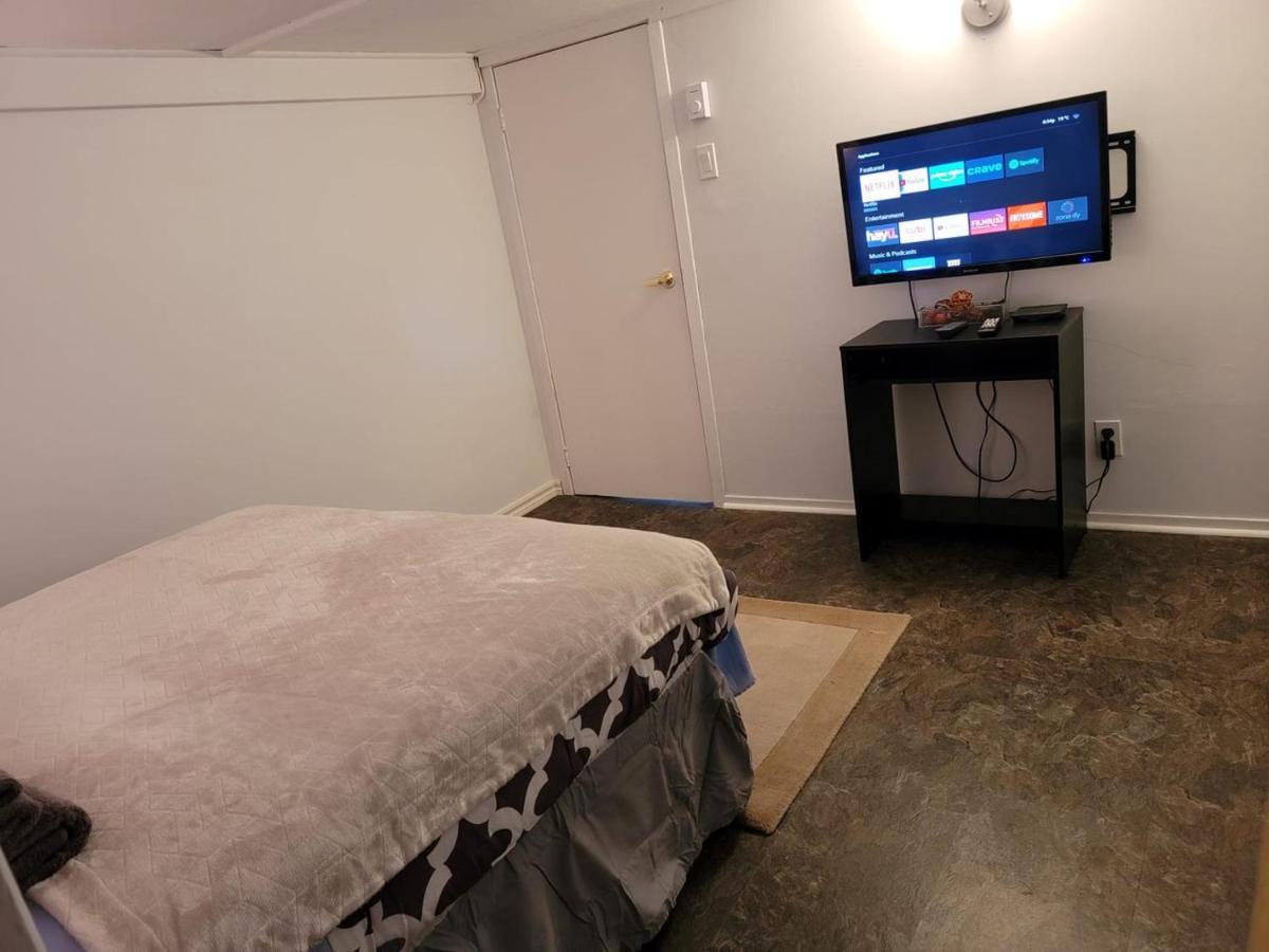 Lower Level Apt 6Ft High Close To Hwy Netflix Wifi Lägenhet Edmundston Exteriör bild