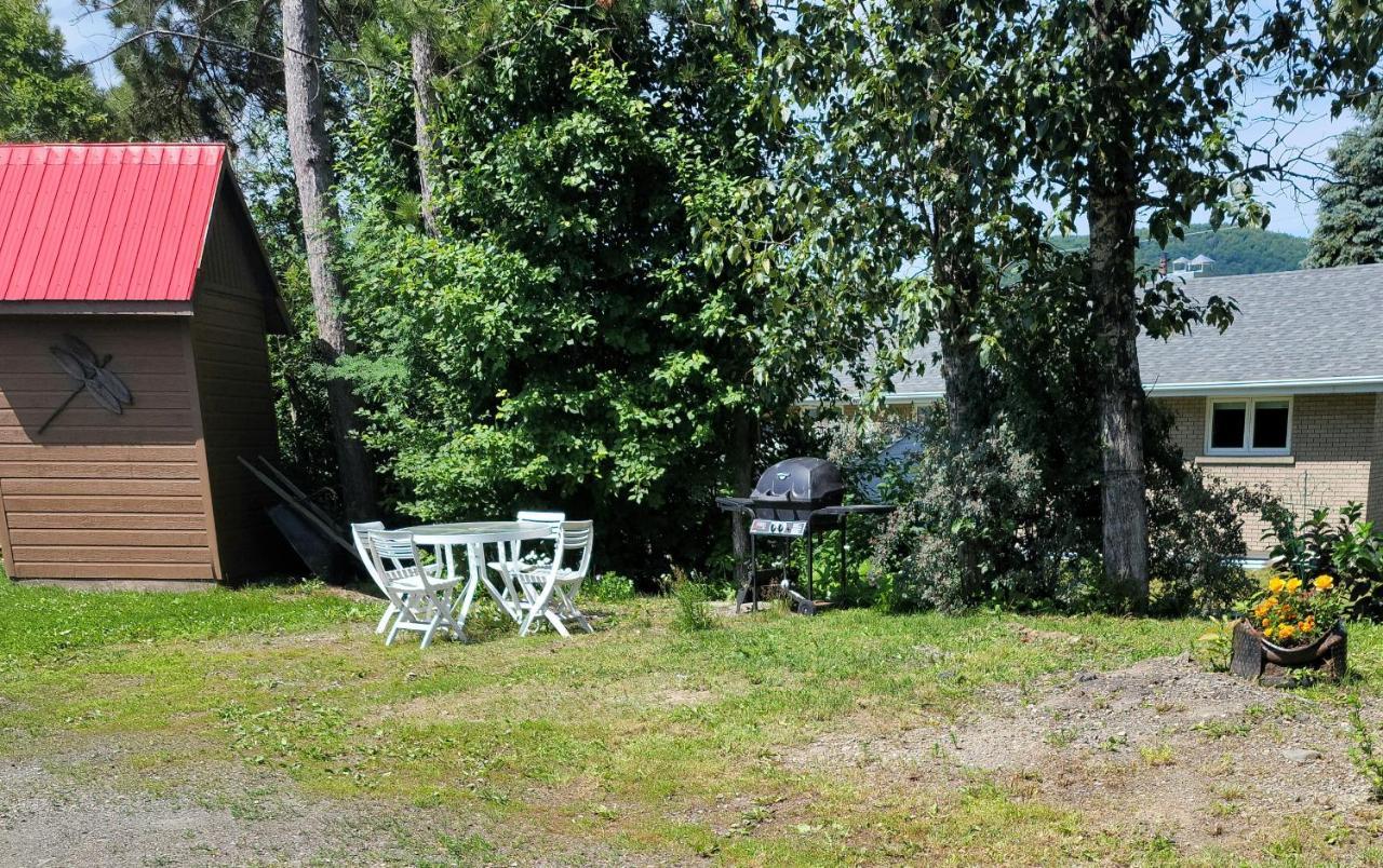 Lower Level Apt 6Ft High Close To Hwy Netflix Wifi Lägenhet Edmundston Exteriör bild