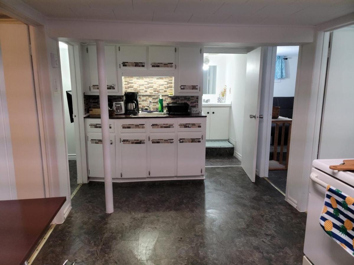 Lower Level Apt 6Ft High Close To Hwy Netflix Wifi Lägenhet Edmundston Exteriör bild