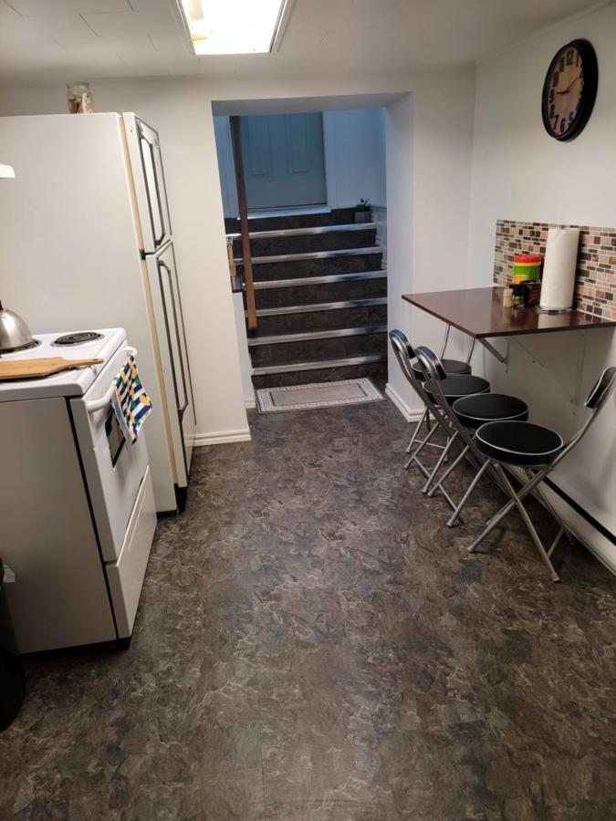 Lower Level Apt 6Ft High Close To Hwy Netflix Wifi Lägenhet Edmundston Exteriör bild