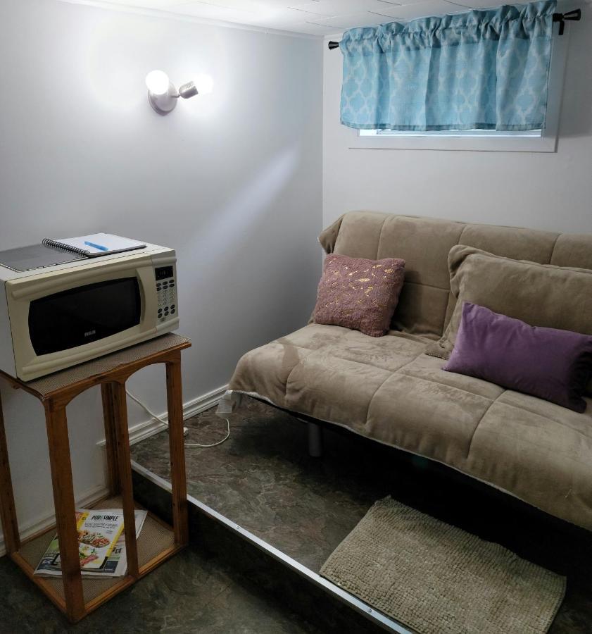 Lower Level Apt 6Ft High Close To Hwy Netflix Wifi Lägenhet Edmundston Exteriör bild
