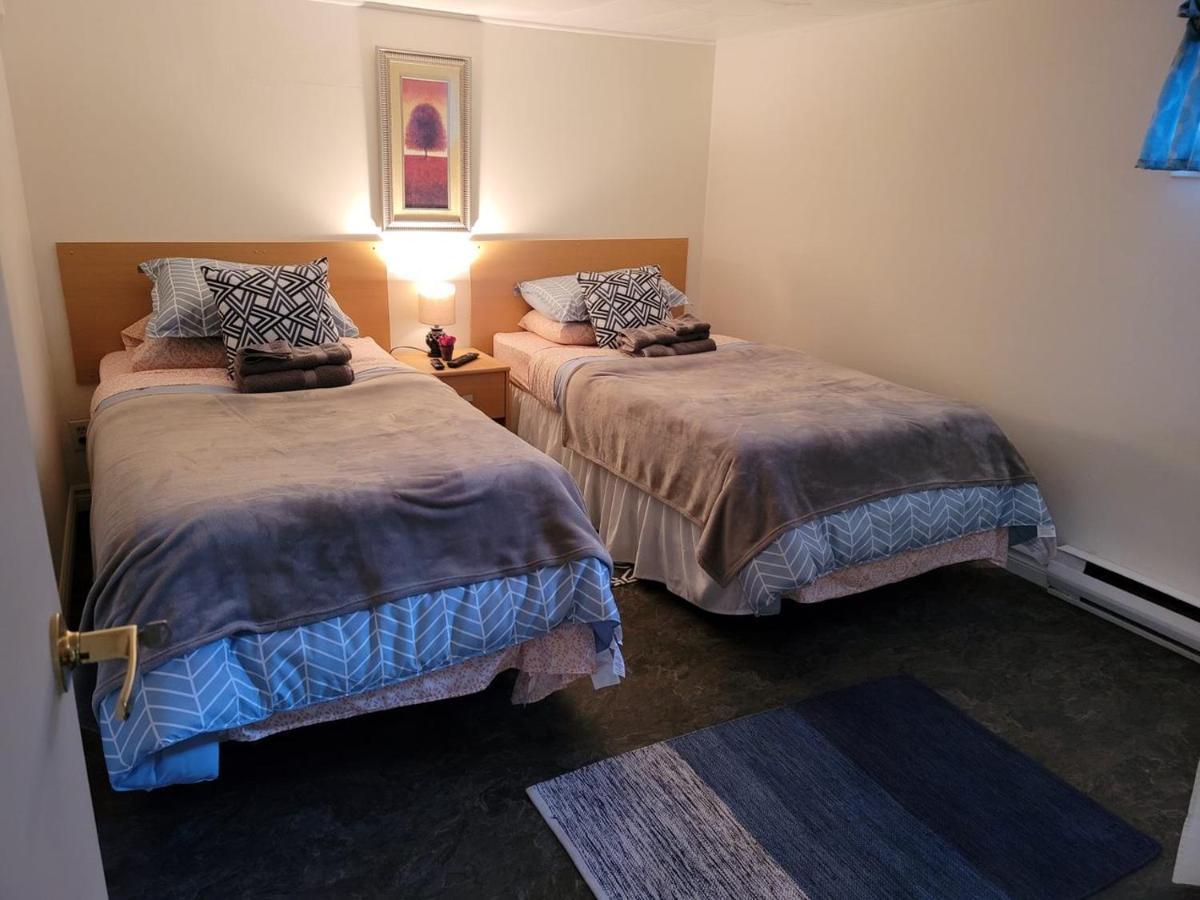Lower Level Apt 6Ft High Close To Hwy Netflix Wifi Lägenhet Edmundston Exteriör bild